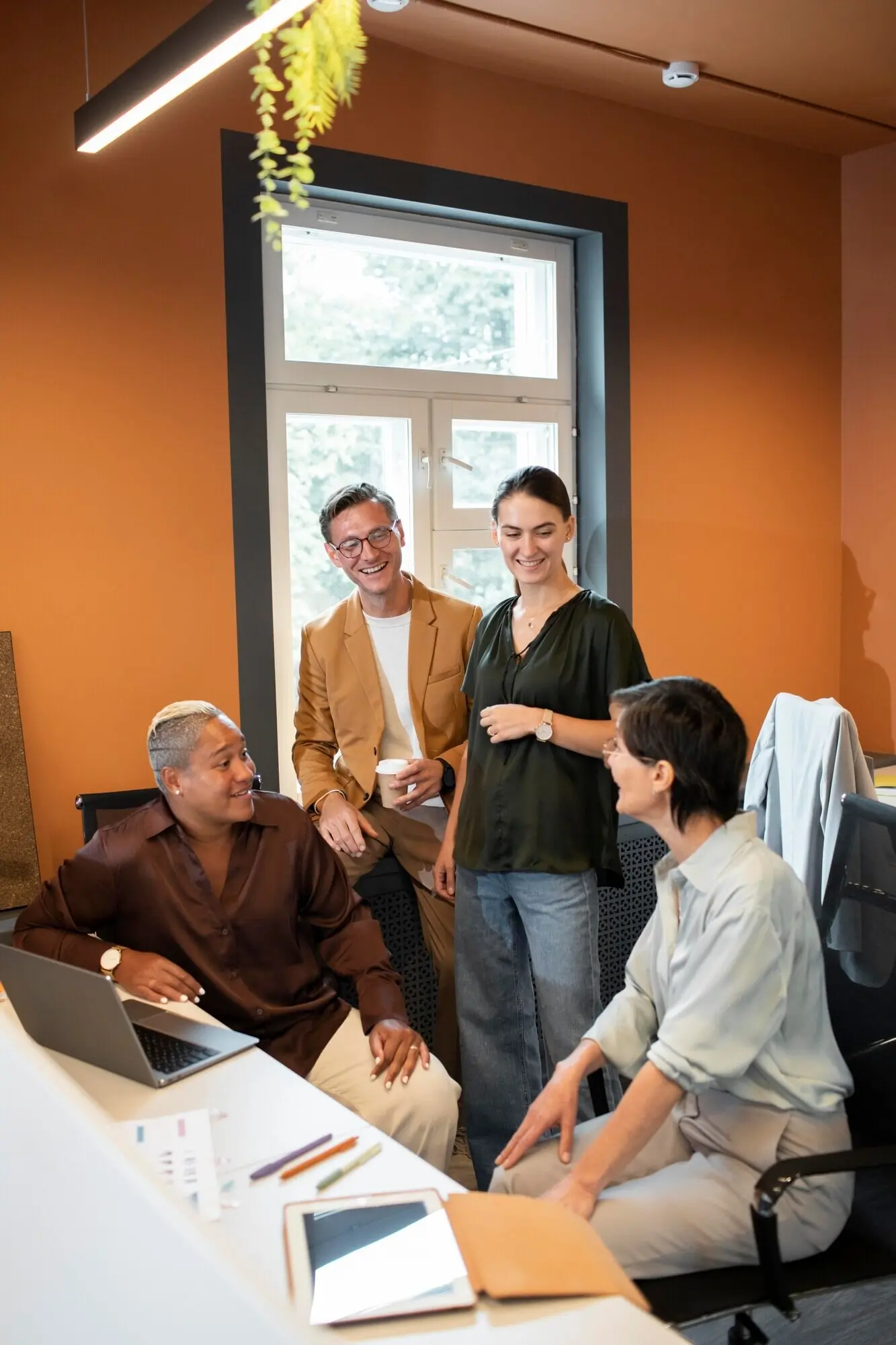 Plano medio de personas conversando en el trabajo.