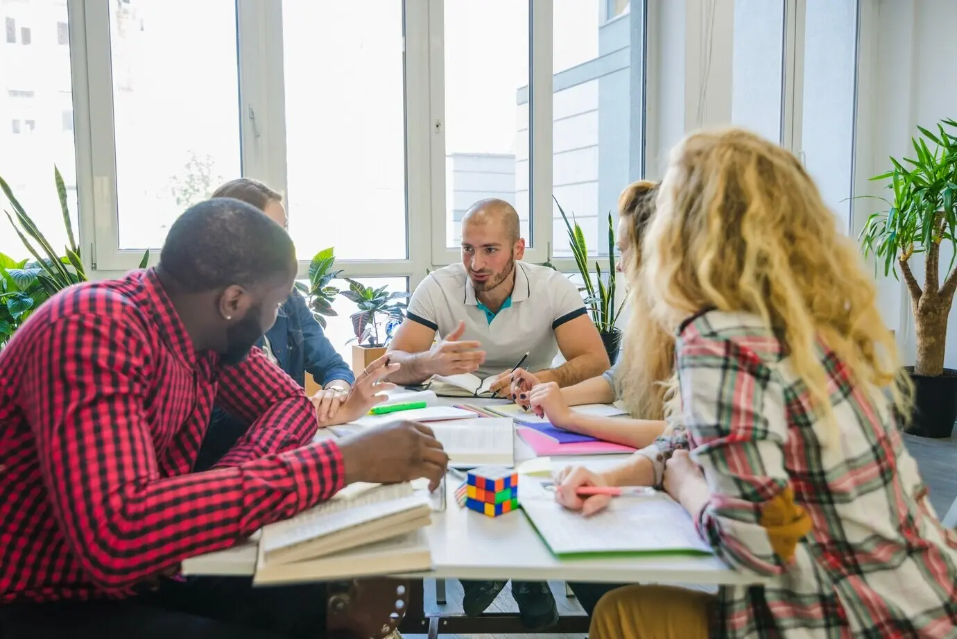Estudiantes creativos trabajando en conjunto