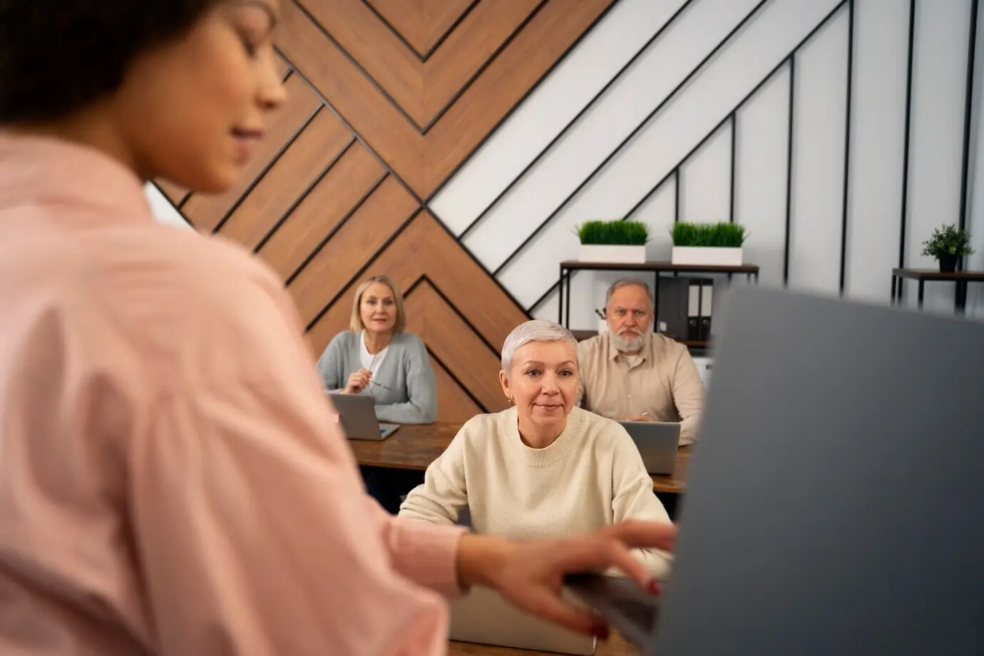 Adultos mayores en la escuela durante una clase con una computadora portátil