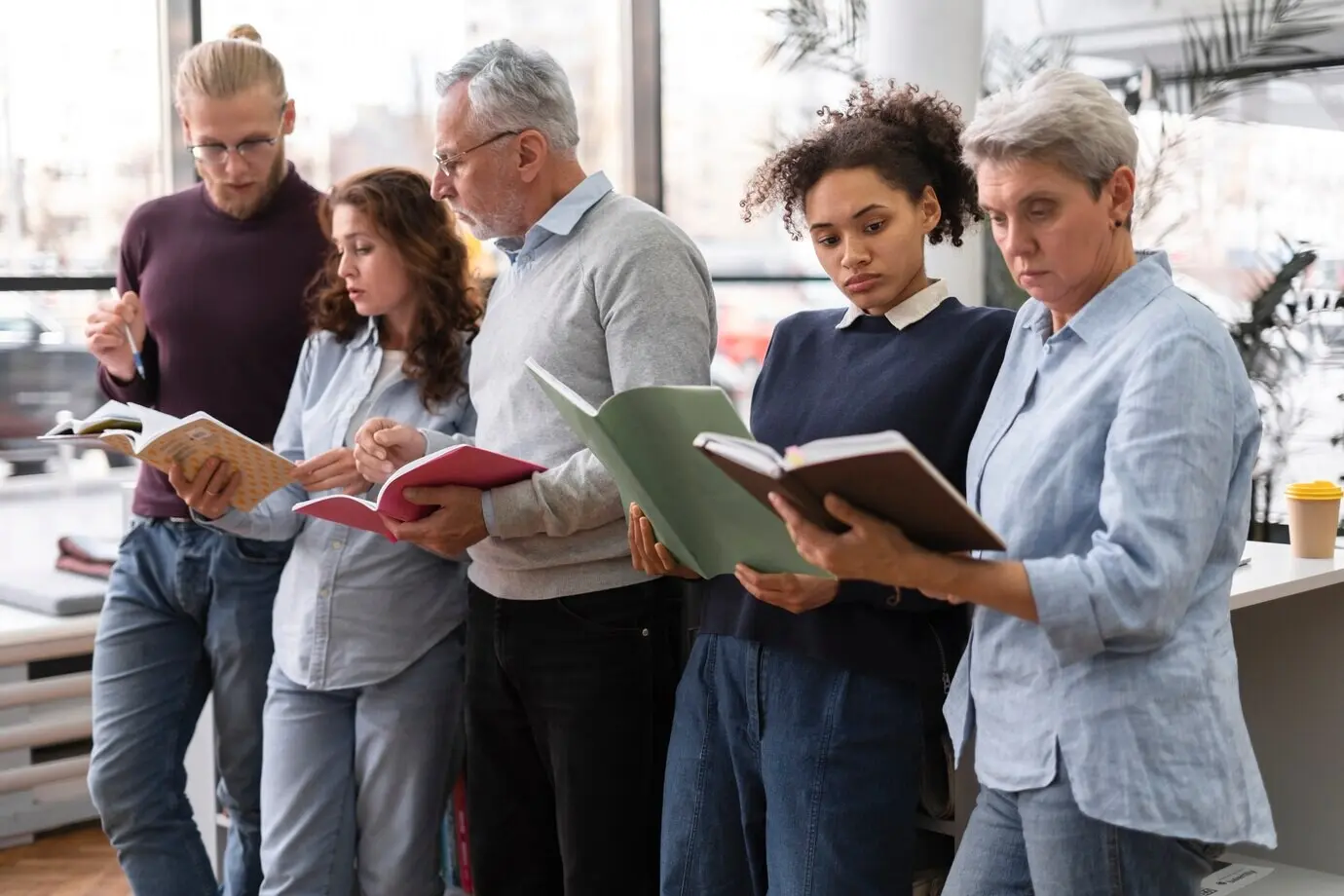 Toma media de personas estudiando juntas.