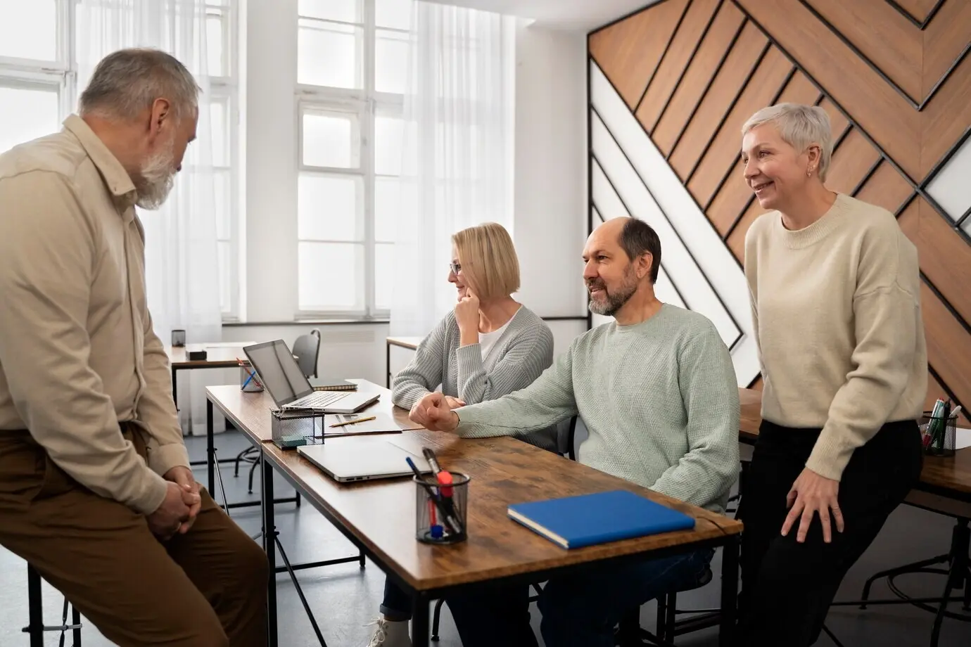 Personas mayores en la escuela durante la clase