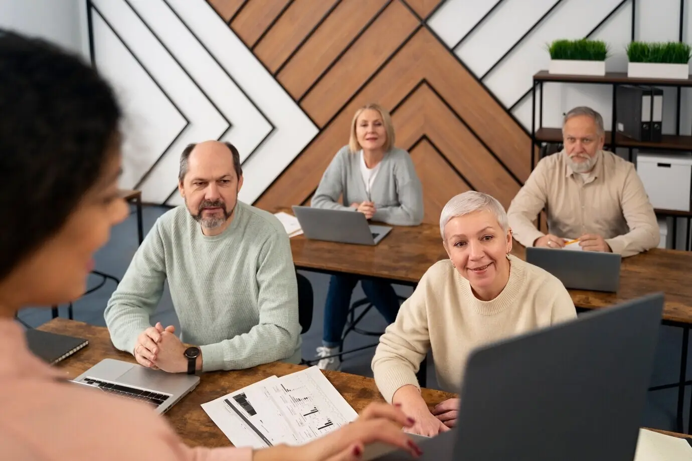Personas mayores en la escuela durante una clase con una computadora portátil.